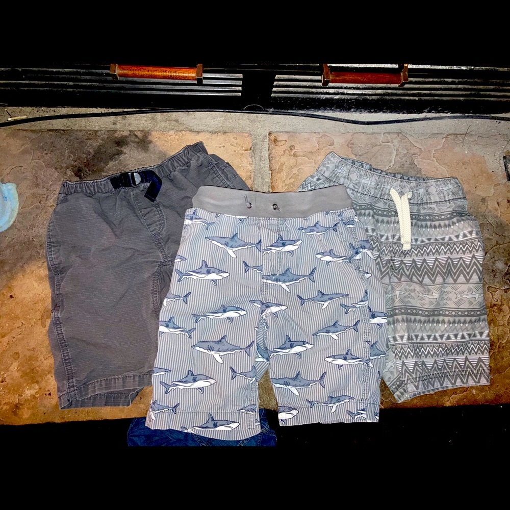 A 3 Fr. Bundle deal on Boys shorts size 10
